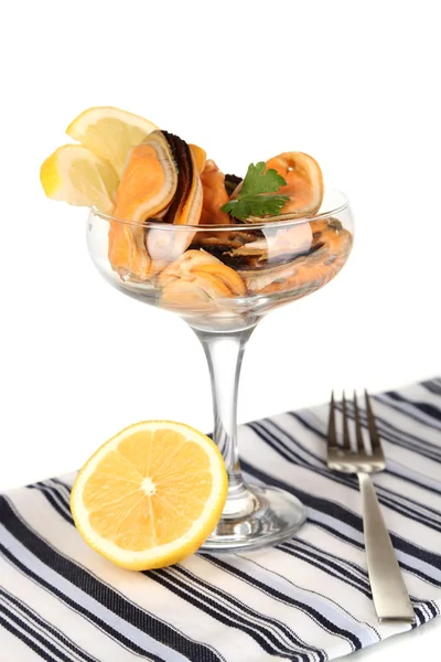 Cocktail van mosselen in vaas geïsoleerd op wit — Stockfoto