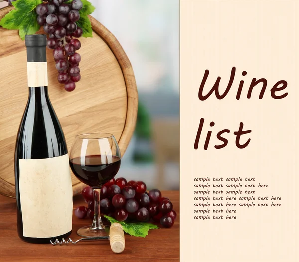 Samenstelling van wijn, houten vat en druif, op lichte achtergrond — Stockfoto