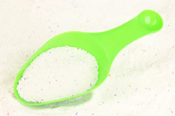 Waschmittel im Messbecher isoliert auf weiß - Stockfotografie