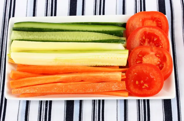 Verschiedene rohe Gemüsesticks im Teller auf dem Tisch in Großaufnahme — Stockfoto