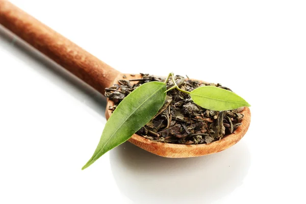 Сухой чай с зелеными листьями в деревянной ложке, изолированный на белом — стоковое фото