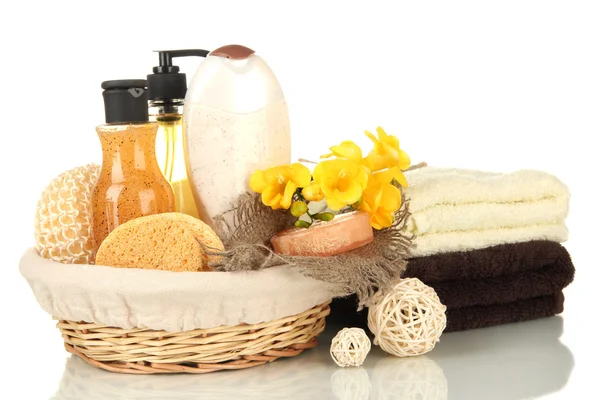 Composición de botellas de cosméticos y jabón en cesta, aislado en blanco —  Fotos de Stock