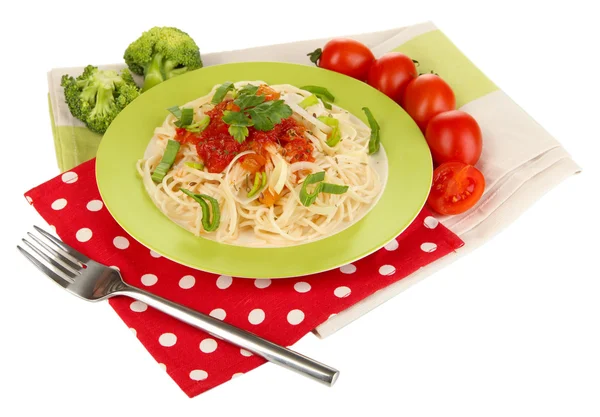 Plaka üzerinde beyaz izole soslu leziz spagetti — Stok fotoğraf