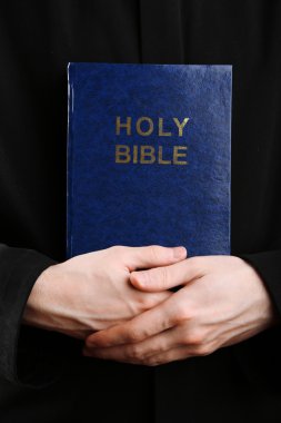 Kutsal İncil tutan rahip, yakın çekim