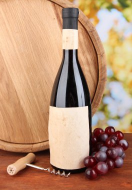 tirbuşon ve şişe şarap, üzüm, ahşap namlu üzerinde parlak zemin üzerine ahşap masa