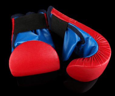 küçük çocukların boks eldivenleri siyah arka plan üzerine