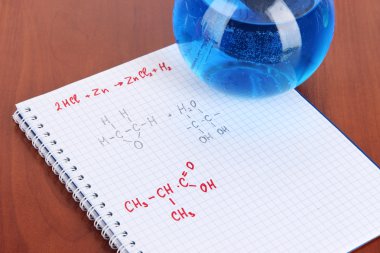 test tüpü ile renkli sıvı ve tablo formülleri