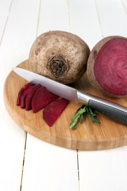 ahşap masa yakın çekim pancar gemide dilimlenmiş