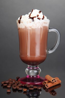 kahve cam tabloda gri arka plan üzerine katmanlı