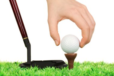 Golf topu el ve sürücü beyaz izole çimenlerin üzerinde