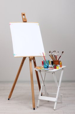 Oda temiz whatman kağıt ve sanat malzemeleri ile ahşap şövale