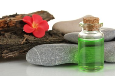 temel petrol üzerinde beyaz izole şişesiyle