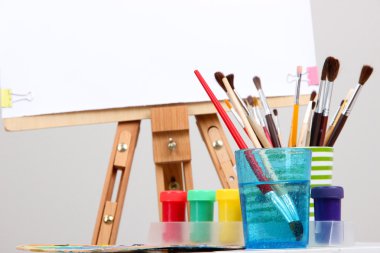 temiz kağıdı ve odada sanat malzemeleri ahşap şövale