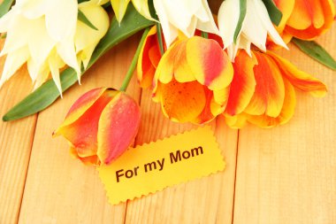 ahşap zemin üzerinde güzel turuncu ve beyaz laleler