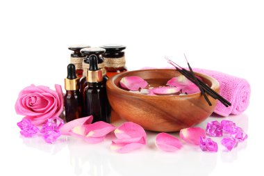 Spa kompozisyon üzerinde beyaz izole aroma yağları ile