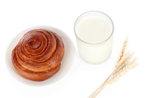 빵 빵, 그리고 우유 흰색 절연 유리 — 스톡 사진