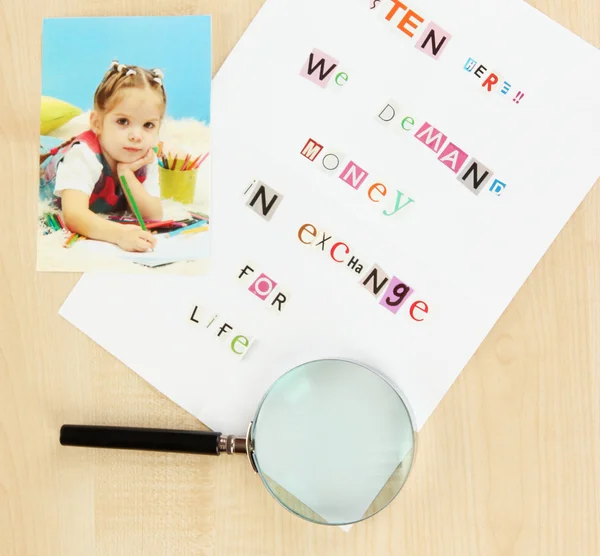 Letter to requirements of kidnapper on wooden table close-up — Stock Photo, Image