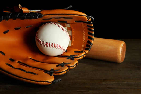 棒球手套、 球棒和球上黑的背景 — 图库照片