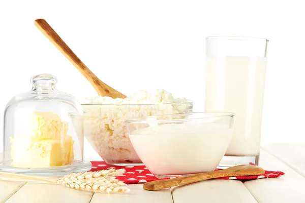Молочные продукты на светлом деревянном столе — стоковое фото