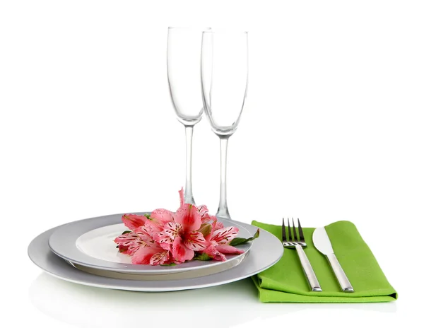 Ρύθμιση γιορτινό τραπέζι με λουλούδια που απομονώνονται σε λευκό — Φωτογραφία Αρχείου