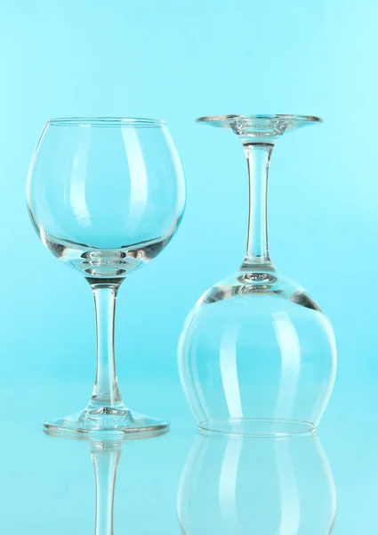 Dois copos no fundo azul claro — Fotografia de Stock