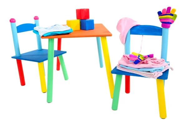 Küçük ve renkli masa ve sandalyeler üzerinde beyaz izole küçük çocuklar için — Stok fotoğraf