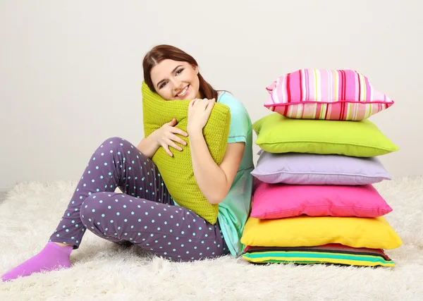 Menina bonita com travesseiros no quarto — Fotografia de Stock