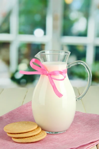 Brocca di latte sul tavolo in camera — Foto Stock
