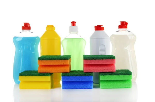 Flaschen Spülmittel und bunte Schwämme, isoliert auf weiß — Stockfoto