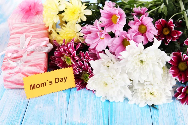 Bouquet of beautiful chrysanthemums on table close-up — Stock Photo, Image