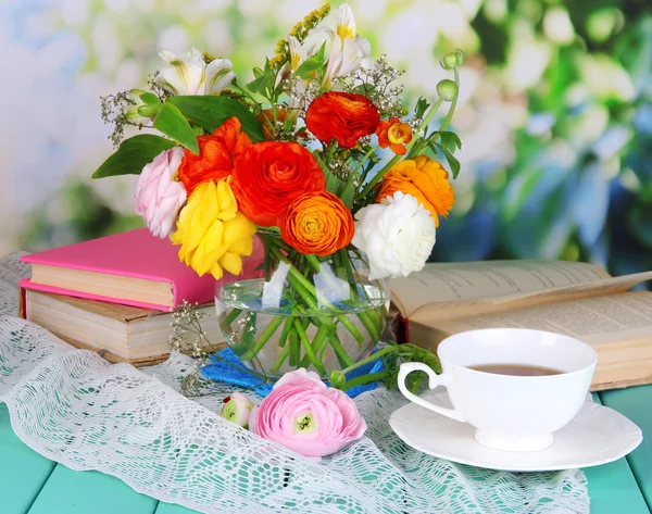 Nature morte scénique de fleurs buttercups sur table en bois sur fond naturel — Photo
