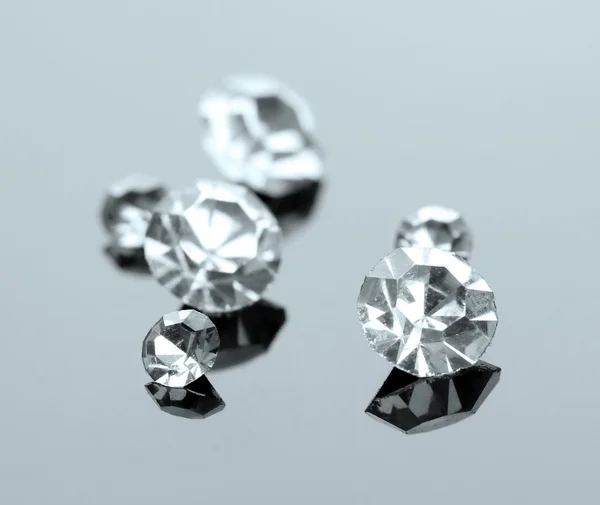 Prachtige schijnende kristallen (diamanten), op grijze achtergrond — Stockfoto