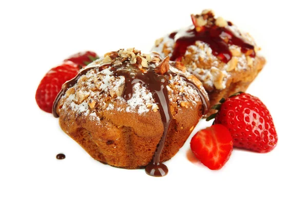 Torte di muffin saporite con fragole e cioccolato, isolate su bianco — Foto Stock