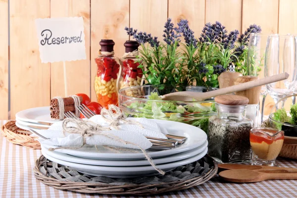 Cadre de table sur nappe à carreaux sur fond en bois — Photo