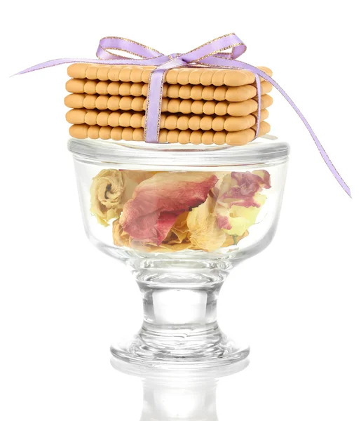 Süße Kekse gebunden mit bunten Bändern isoliert auf weiß — Stockfoto
