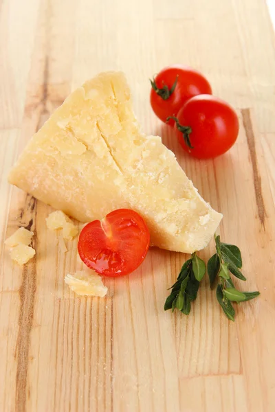 Pedazo de queso parmesano en la mesa de madera de cerca — Foto de Stock