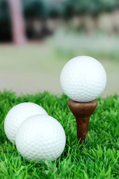 Pelotas de golf en la hierba al aire libre de cerca —  Fotos de Stock