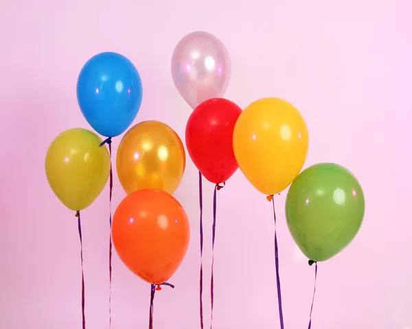 Wiele jasnych balony na różowym tle — Zdjęcie stockowe