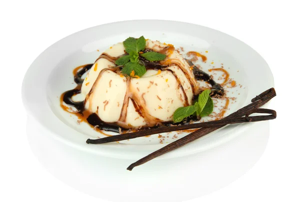 チョコレートとキャラメル ソースとバニラ豆、白で隔離されるパンナコッタ — ストック写真