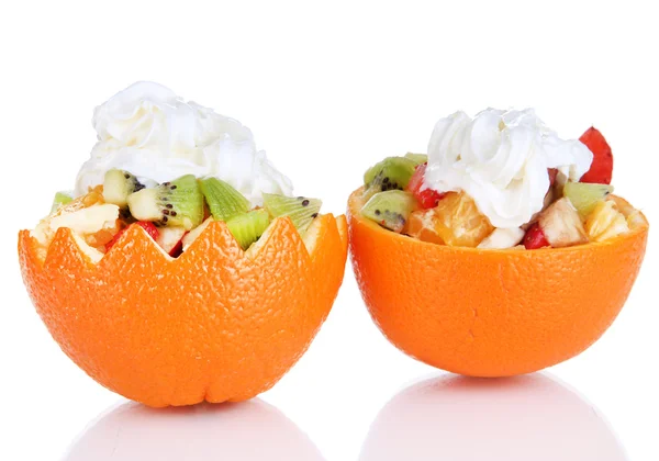Ensalada de frutas en naranja ahuecada aislada sobre blanco — Foto de Stock