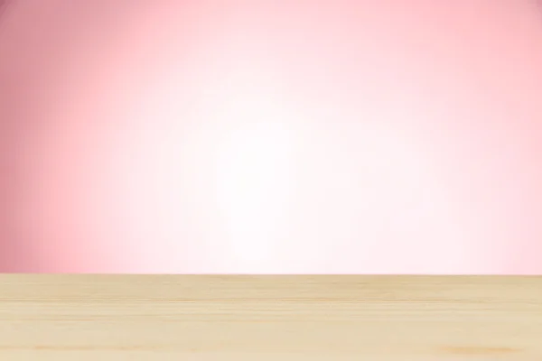 Mesa de madeira no fundo rosa claro — Fotografia de Stock