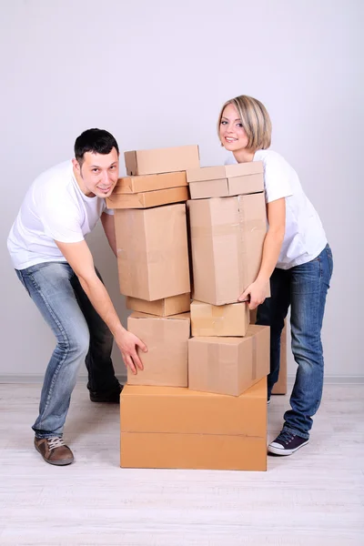 Jovem casal se movendo em nova casa — Fotografia de Stock