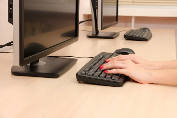 Manos femeninas escribiendo en el teclado —  Fotos de Stock