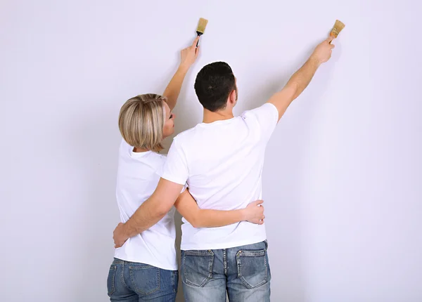Ungt par gör renovering ihop — Stockfoto