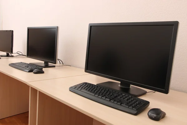 Computadores em mesas no quarto — Fotografia de Stock
