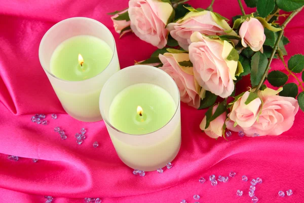 Svíčka na růžové látky blízko - nahoru — Stock fotografie