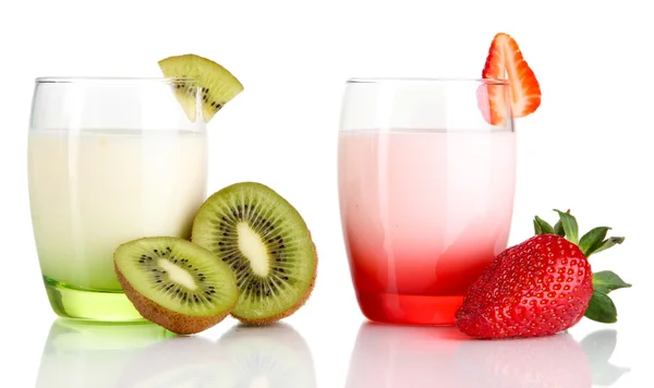 Heerlijke yoghurt met fruit in glazen geïsoleerd op wit — Stockfoto