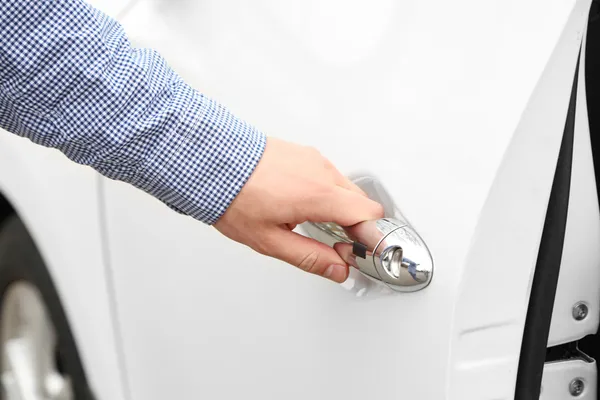 Hombre mano abriendo la puerta del coche, de cerca —  Fotos de Stock