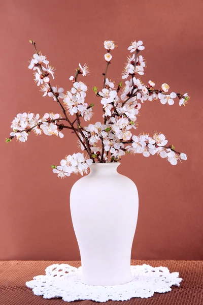 Beautiful blooming branches in vase on pink background — Stock Photo, Image