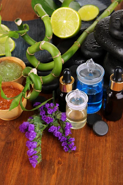 Composição de spas com óleos e pedras de spa em mesa de madeira close-up — Fotografia de Stock